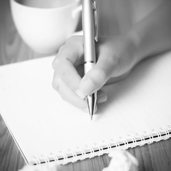 Scrittura a mano con penna su notebook in bianco e nero tono sty — Foto Stock