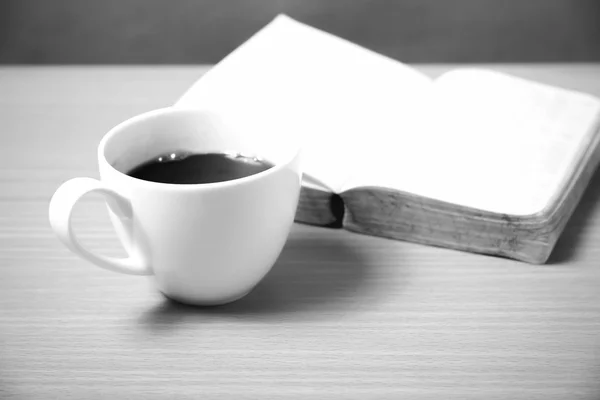 Libro aperto con caffè in bianco e nero tono di colore stile — Foto Stock