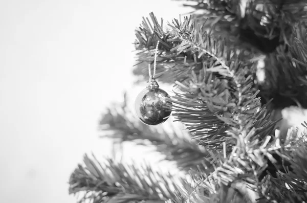 Kerstmis bal op boom zwart-witte kleur Toon stijl — Stockfoto