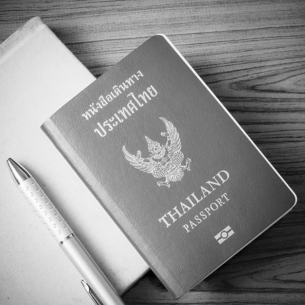 Pasaporte tailandés negro y blanco tono de color estilo — Foto de Stock