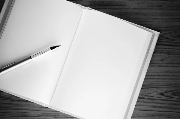 Notebooka kolor biało-czarny dźwięk stylu — Zdjęcie stockowe