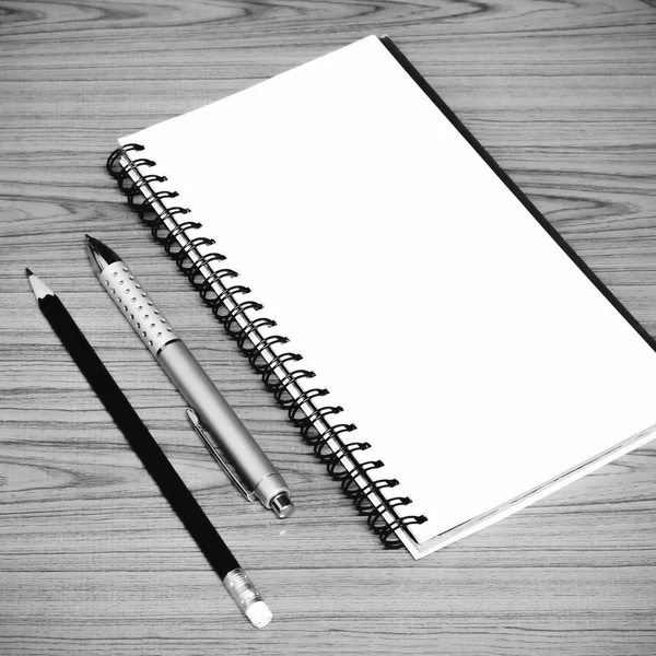 Caneta notebook e lápis estilo tom de cor preto e branco — Fotografia de Stock