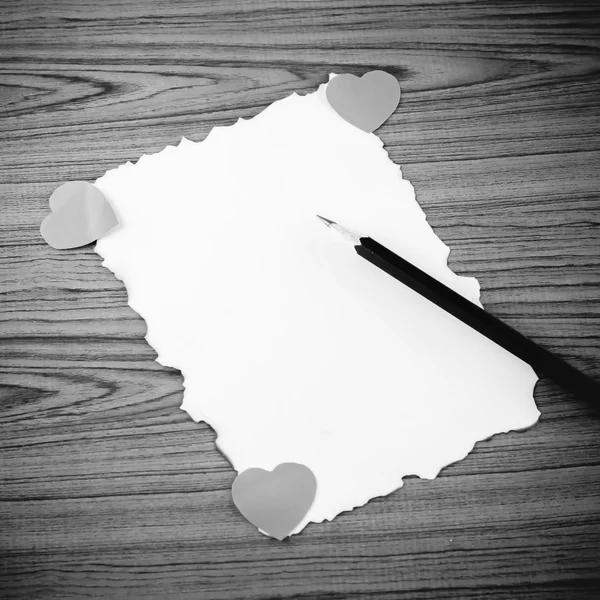 Beyaz kağıt kalem ve kalp siyah ve beyaz renk tonu arpacık — Stok fotoğraf