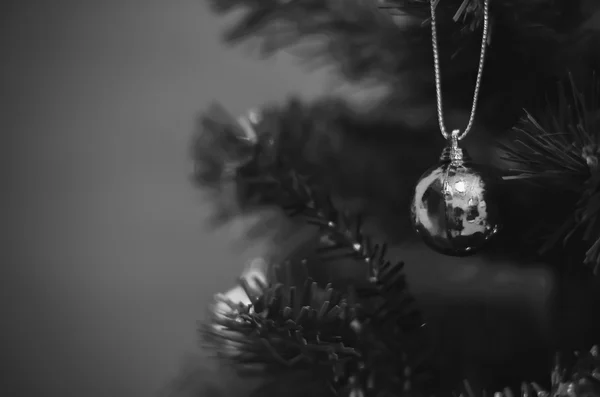 Boule de Noël sur l'arbre de couleur noir et blanc style — Photo