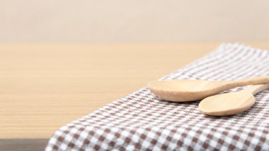 Tahta kaşık ve mutfak havlusu