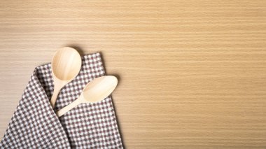 Tahta kaşık ve mutfak havlusu