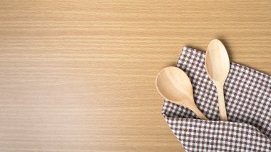 Tahta kaşık ve mutfak havlusu