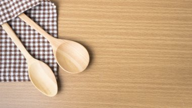 Tahta kaşık ve mutfak havlusu