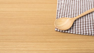 Tahta kaşık ve mutfak havlu