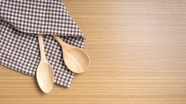 Tahta kaşık ve mutfak havlusu