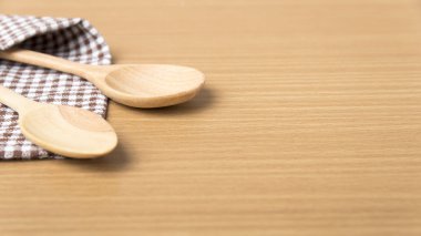 Tahta kaşık ve mutfak havlu