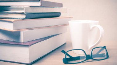 Kahve kupa vintage tarzı ile kitap yığını