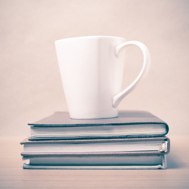 Kahve kupa vintage tarzı ile kitap yığını