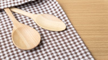 Tahta kaşık ve mutfak havlusu