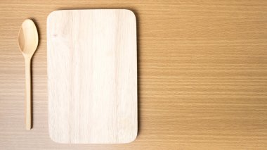 Kesme tahtası ve tahta kaşık