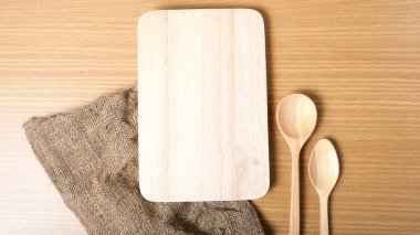 Kesme tahtası ve tahta kaşık