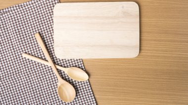 Kesme tahtası ve tahta kaşık