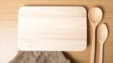 Kesme tahtası ve tahta kaşık