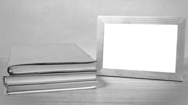 Στοίβα βιβλίο και φωτογραφία στυλ μαύρο και άσπρο τόνος πλαισίου — Φωτογραφία Αρχείου