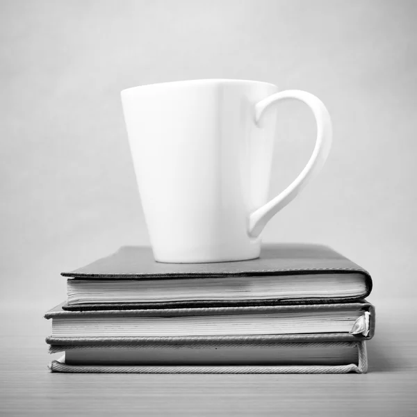 Stapel Buch mit Kaffeebecher Schwarz-Weiß-Ton-Stil — Stockfoto