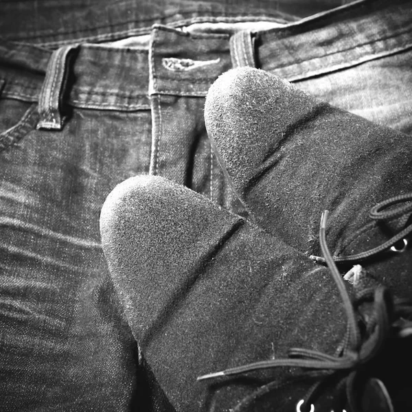 Шкіряне взуття на джинсових пантерах чорно-білого кольору — стокове фото
