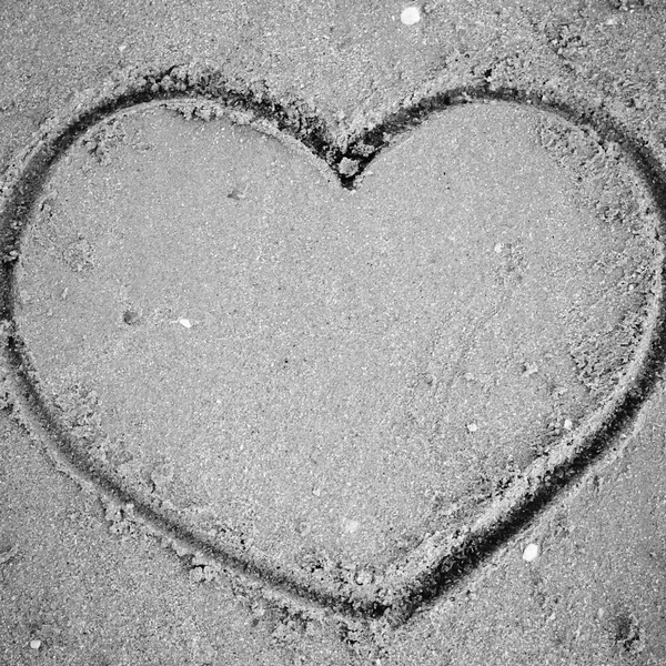 A heart on the sand in the beach black and white color tone styl — Stock Photo, Image