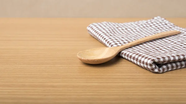 Cuchara de madera y toalla de cocina — Foto de Stock