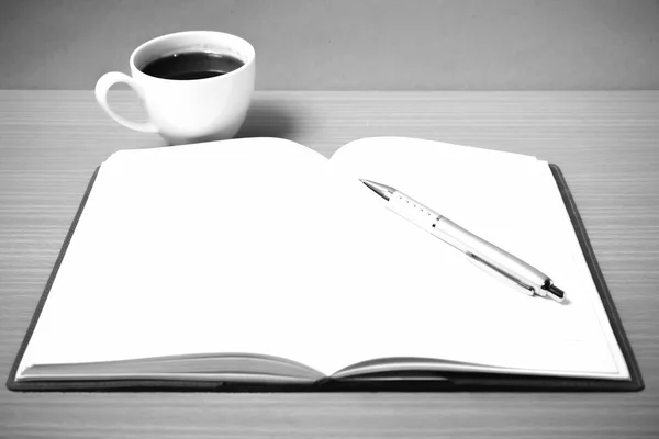 Caderno aberto com xícara de café — Fotografia de Stock