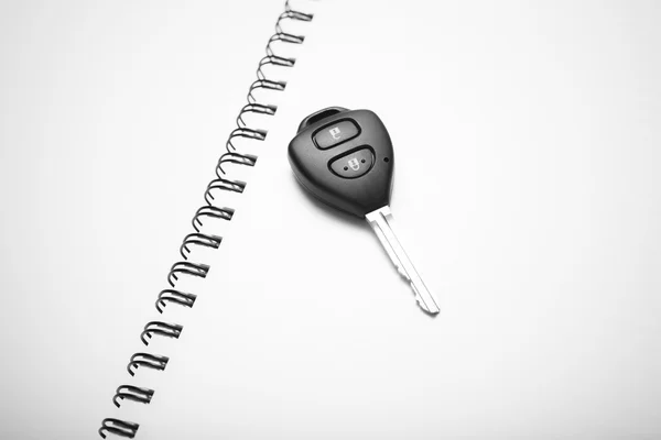 Klíče od auta na notebook černá a bílá barva tón stylu — Stock fotografie