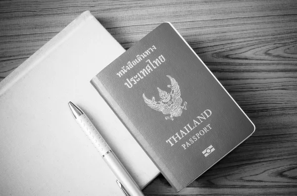 Thajské passport černé a bílé barvy tónu styl — Stock fotografie