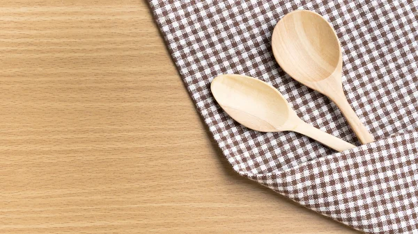 Cucharas de madera y toalla de cocina — Foto de Stock