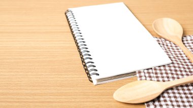 Defter ve mutfak araçları