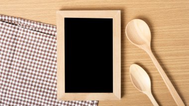 Yazı tahtası ve tahta kaşıklar