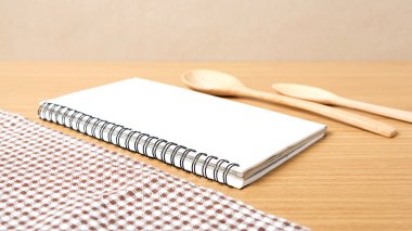 Defter ve mutfak araçları