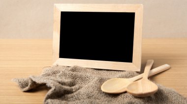 Yazı tahtası ve tahta kaşıklar