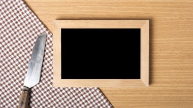 yazı tahtası ve bıçak masada