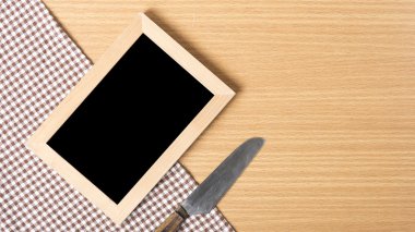 yazı tahtası ve bıçak masada