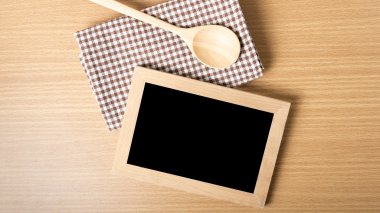 Yazı tahtası ve tahta kaşık