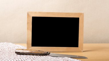 yazı tahtası ve bıçak masada