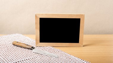 yazı tahtası ve bıçak masada