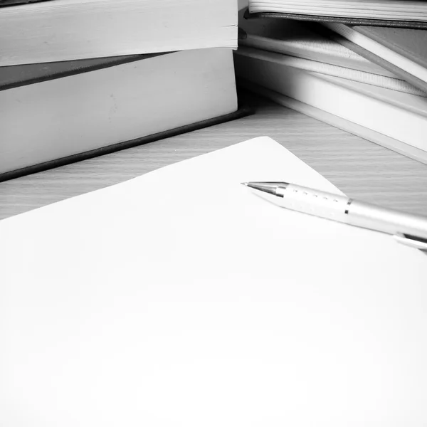 Carta e penna vuote con libro in bianco e nero stile tono — Foto Stock