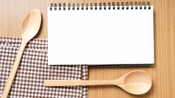 Anteckningsbok och kök verktyg — Stockfoto
