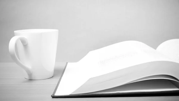 Livro e caneca de café estilo tom preto e branco — Fotografia de Stock