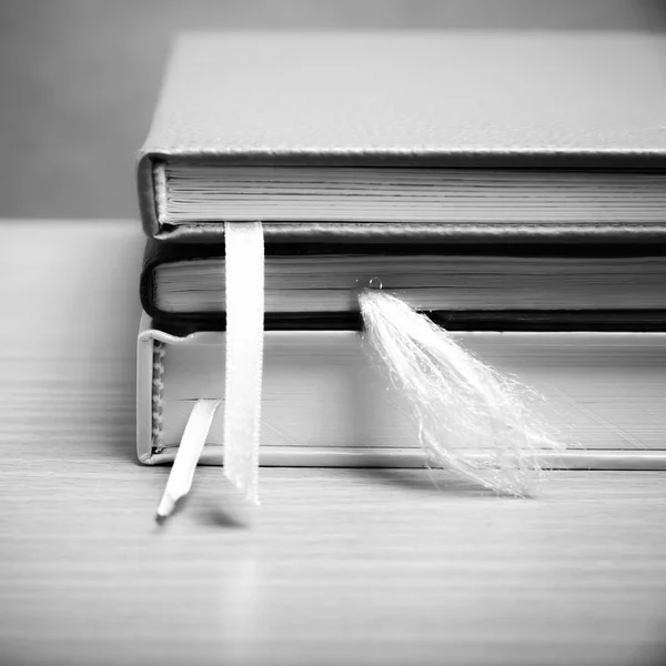 Pila de libros en la mesa — Foto de Stock