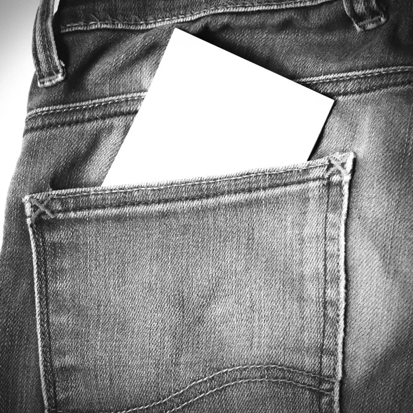 Нотатка в джинсовій кишені чорно-білий колір тону — стокове фото