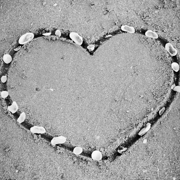 Un corazón en la arena en la playa de color blanco y negro estilo —  Fotos de Stock