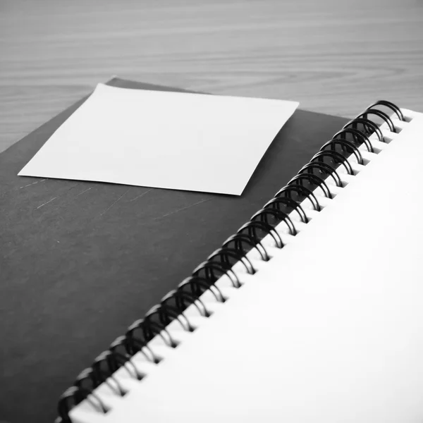 Aperto notebook con post in bianco e nero stile tono di colore — Foto Stock