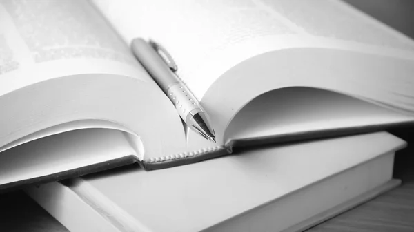 Livro aberto com caneta estilo tom de cor preto e branco — Fotografia de Stock