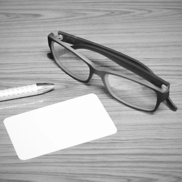 Tarjeta de negocios y pluma con gafas de color blanco y negro tono s — Foto de Stock