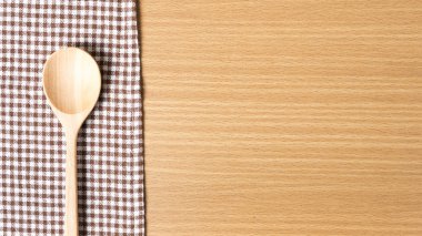 Tahta kaşık ve mutfak havlu